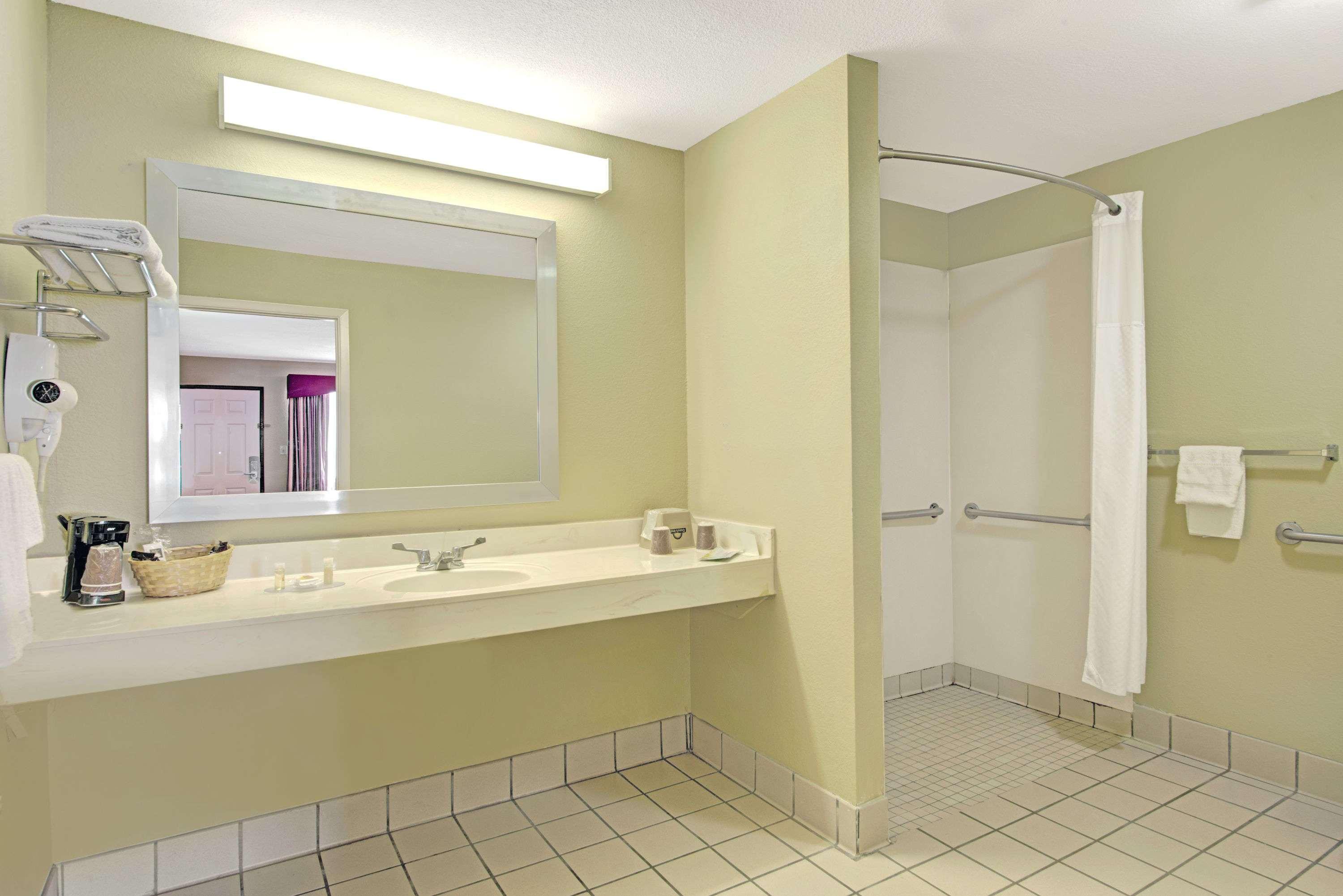 Days Inn By Wyndham San Antonio Near Fiesta Park Екстер'єр фото