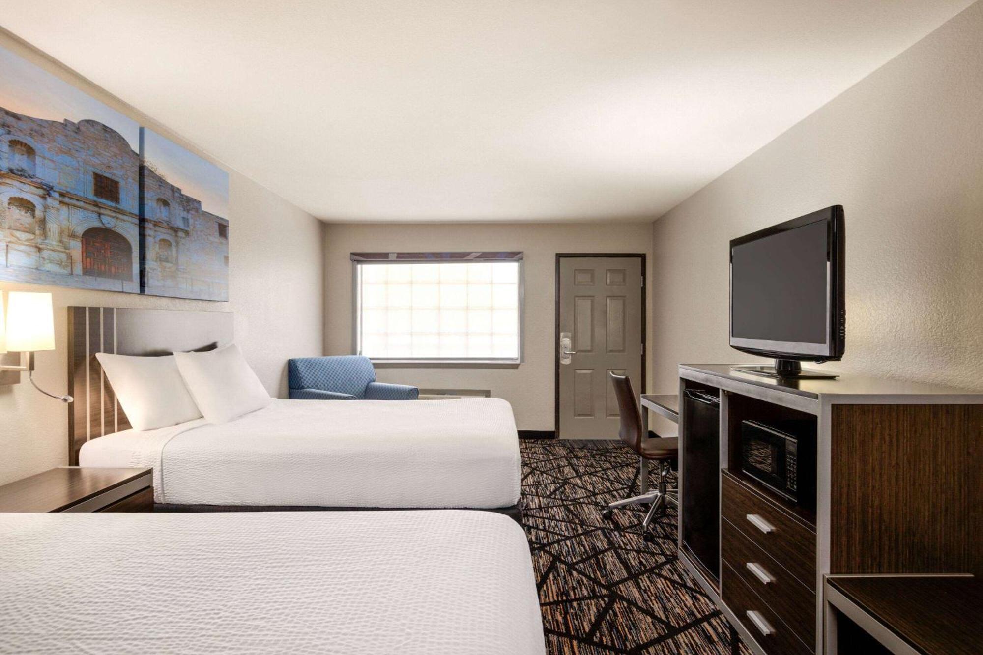 Days Inn By Wyndham San Antonio Near Fiesta Park Екстер'єр фото