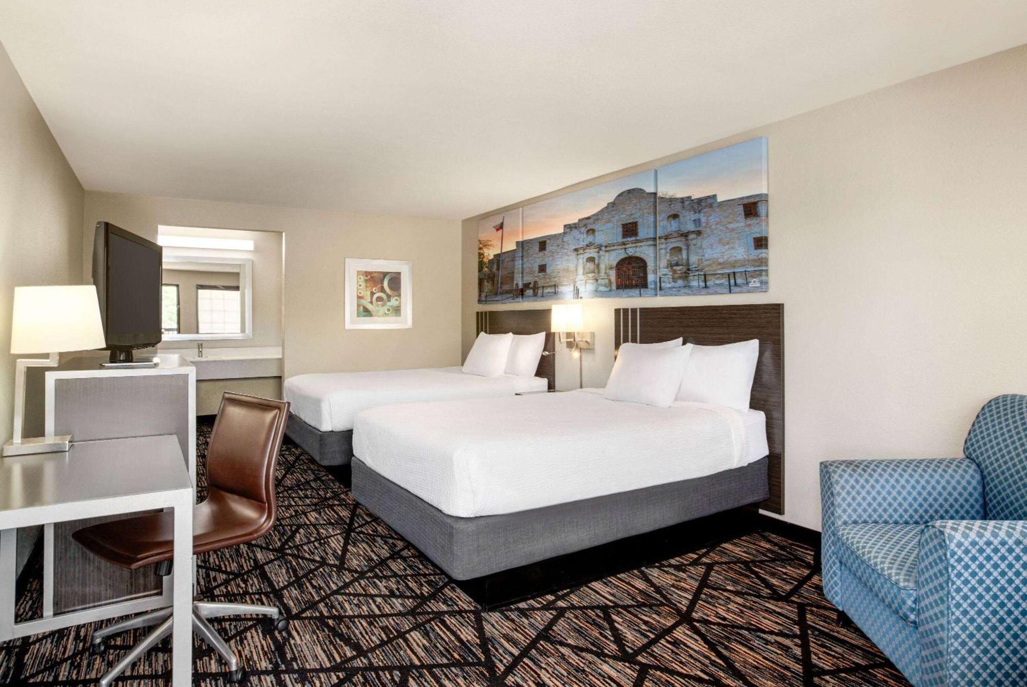 Days Inn By Wyndham San Antonio Near Fiesta Park Екстер'єр фото