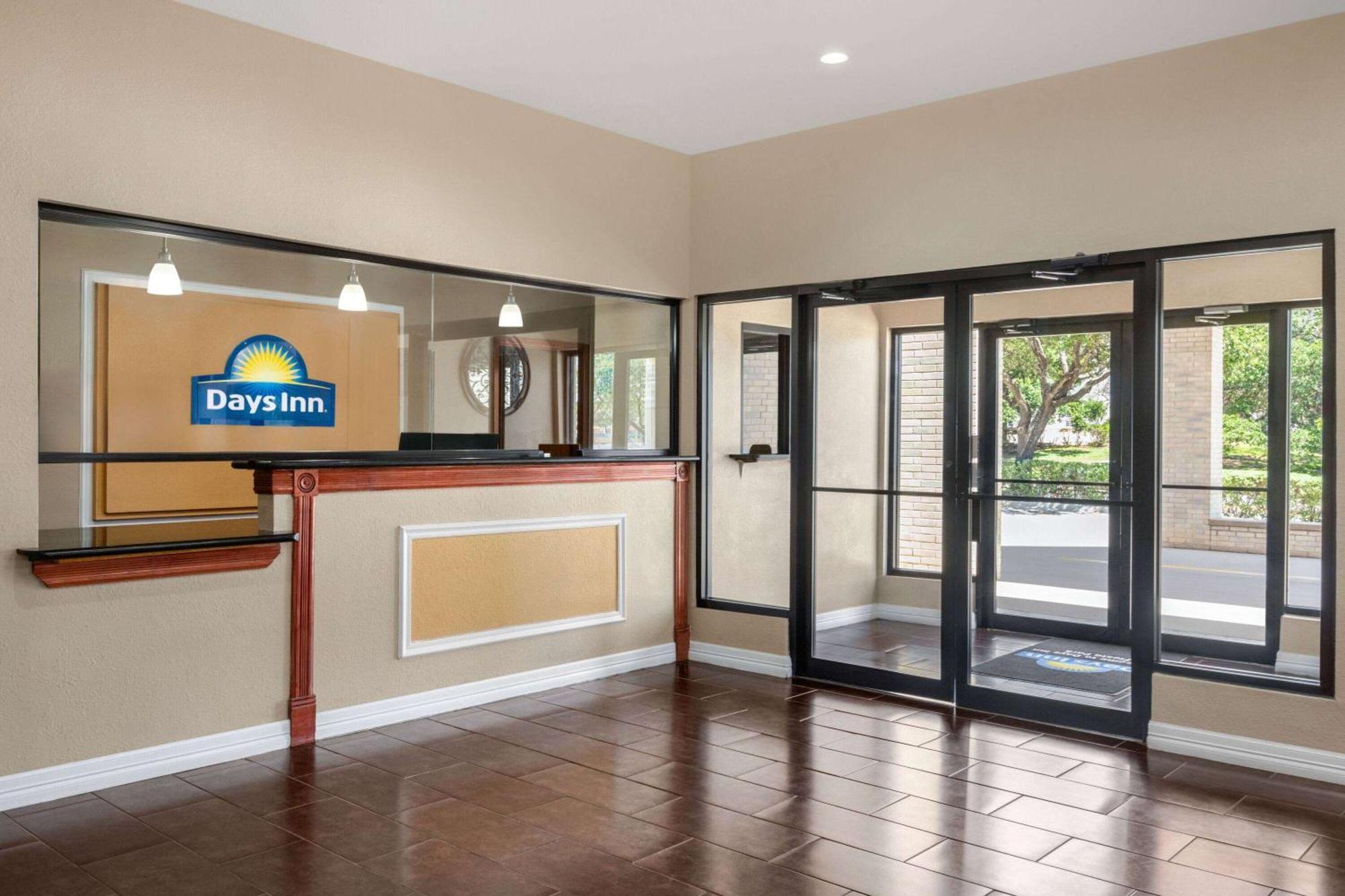Days Inn By Wyndham San Antonio Near Fiesta Park Екстер'єр фото